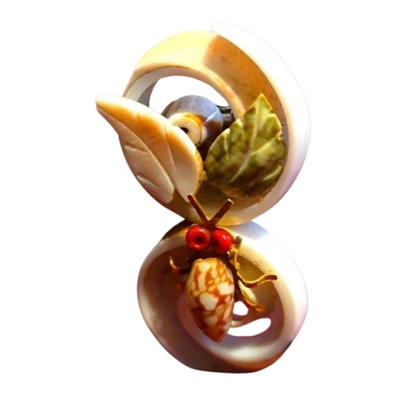 Rare Find Vintage 1960's brooch Carved seashell with insect and leaves - Picture 5 of 5